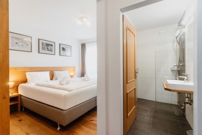 Schlafzimmer mit angrenzendem Badezimmer