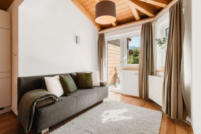 Wohnzimmer mit Zugang zur Terrasse