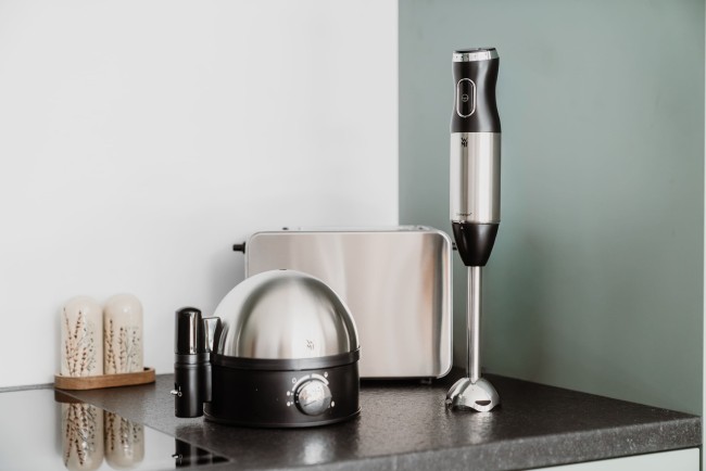 Komplett ausgestattete Wohnk&uuml;che mit Eierkocher, Stabmixer und Toaster