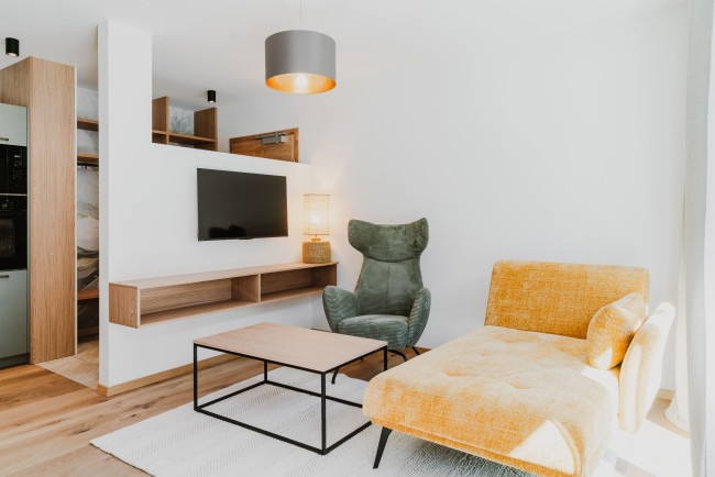 Wohnzimmer mit Flat-TV