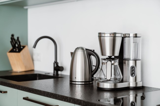 Komplett ausgestattete Wohnk&uuml;che mit Wasserkocher und Kaffeemaschine