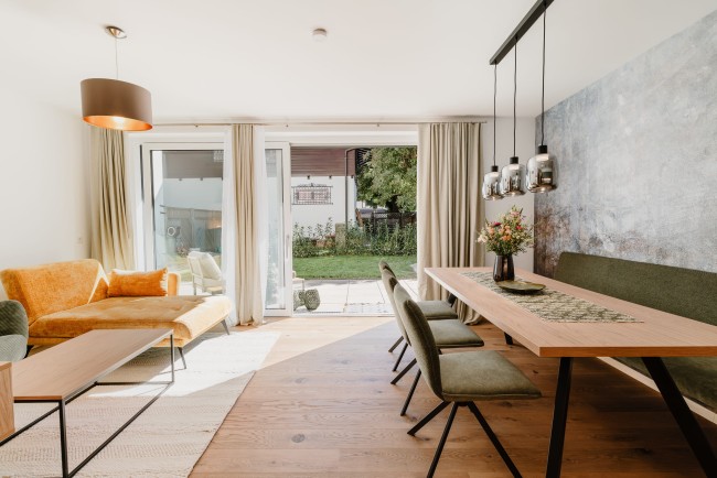Wohnzimmer mit Gartenzugang