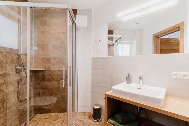 Badezimmer mit Dusche und WC