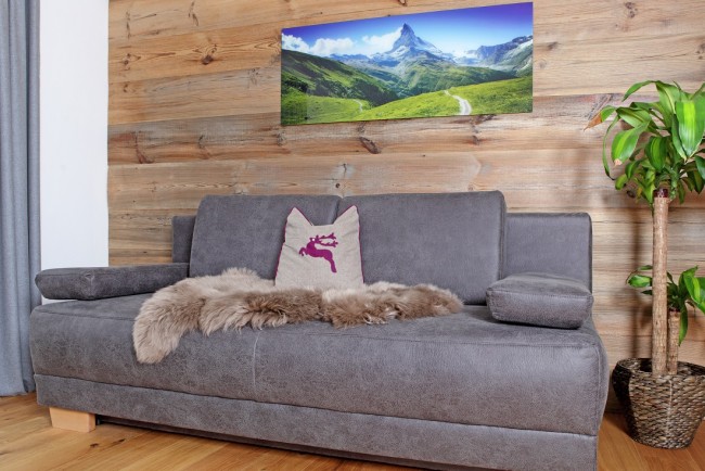 Couch mit Schaffell im Appartement Mountain Room