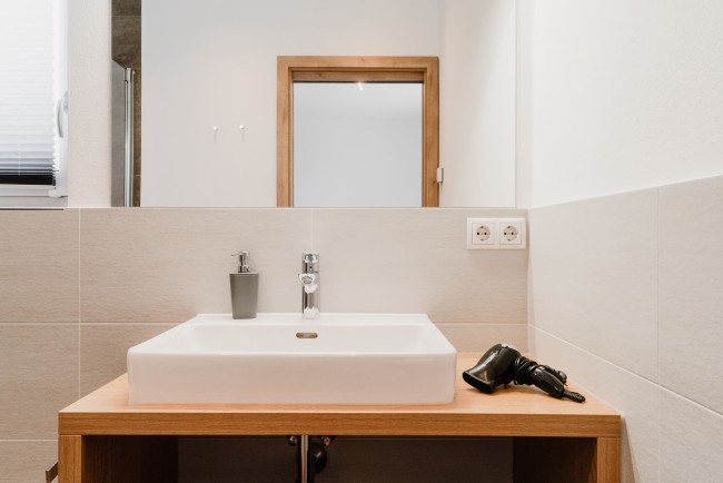 Badezimmer mit Dusche, WC und Haarf&ouml;hn
