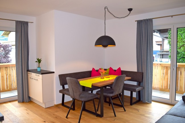 Esstisch und Balkon im Appartement Mountain Room