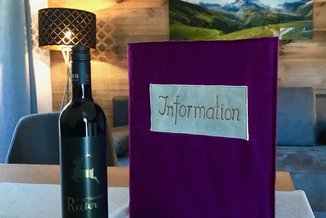 Informationsmappe und Wein zur Begr&uuml;&szlig;ung im Appartement Mountain Room