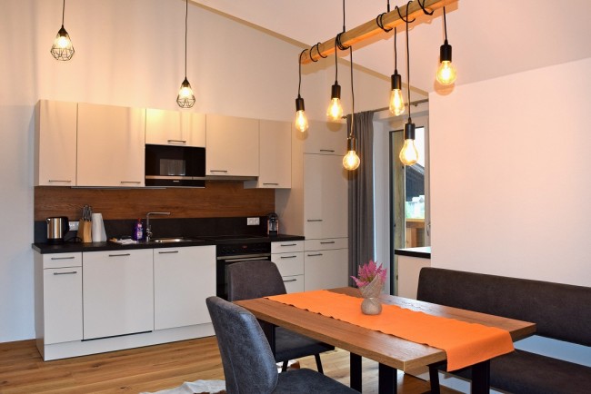 K&uuml;che mit Esstisch im Appartement Mountain Room