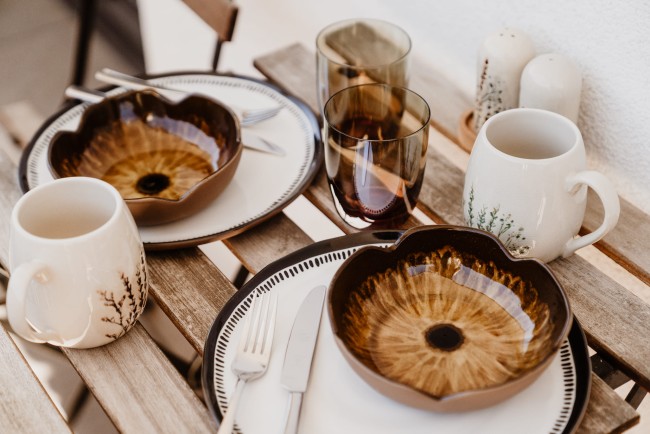 Liebevoll gedeckter Tisch
