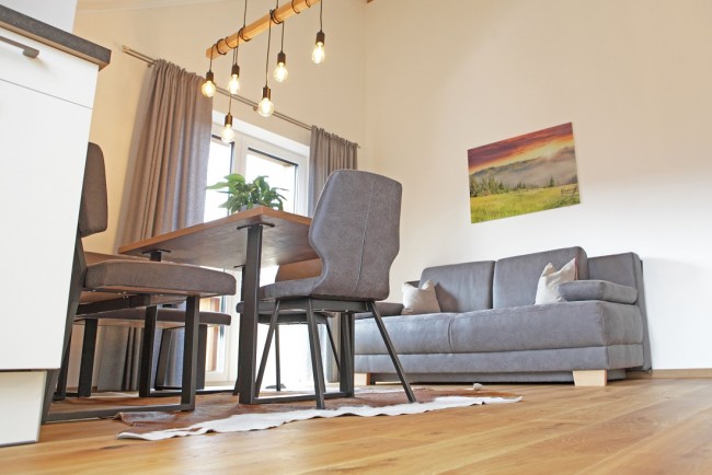 Wohnzimmer mit Esstisch im Appartement Sky Lodge