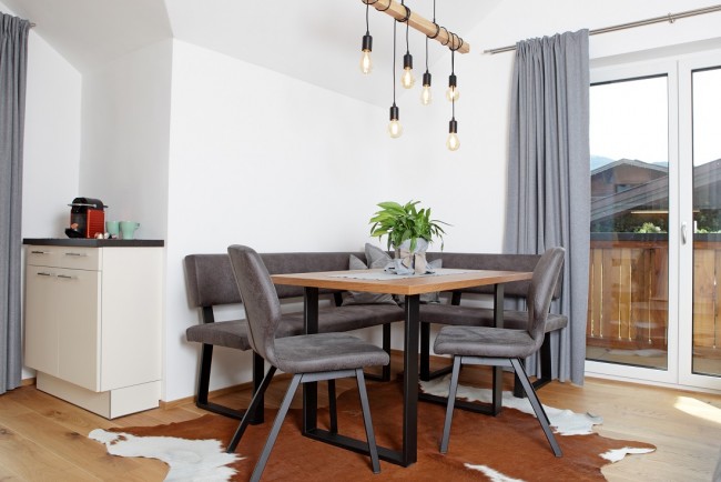 Esstisch und Balkon im Appartement Sky Lodge