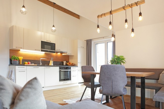 K&uuml;che mit Esstisch im Appartement Sky Lodge