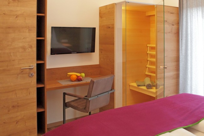 Schlafzimmer mit Flat-TV und Infrarotkabine im Appartement Sky Lodge