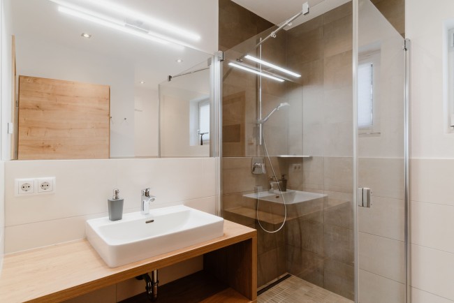 Badezimmer mit Dusche und WC