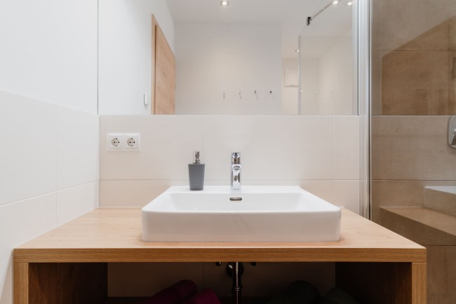 Badezimmer mit Dusche und WC