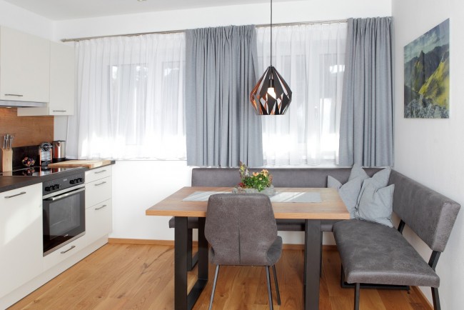 K&uuml;che mit Esstisch im Appartement Village Room