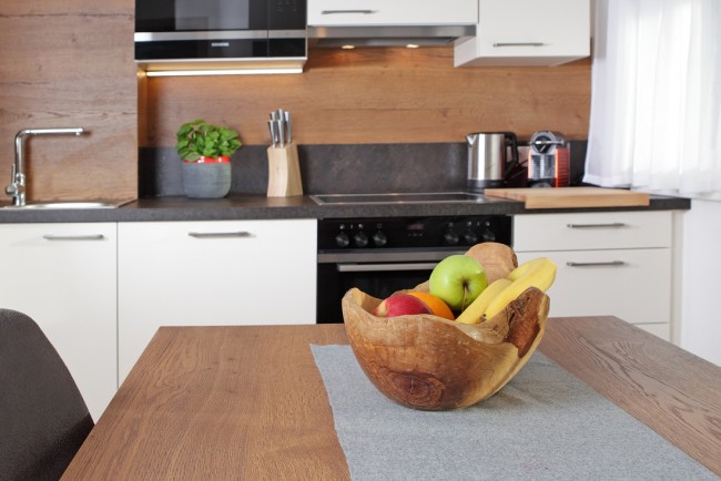 K&uuml;che mit Esstisch und Obstschale im Appartement Village Room