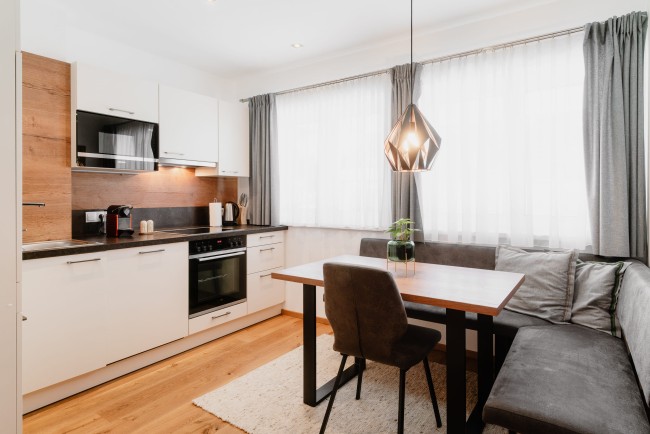 Wohnk&uuml;che mit Esstisch und Balkon